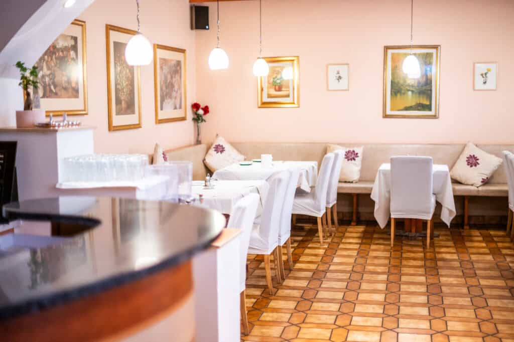 Gemütliches Restaurant im Hotel Alter Telegraf mit elegantem Ambiente und komfortvollen Sitzmöglichkeiten.
