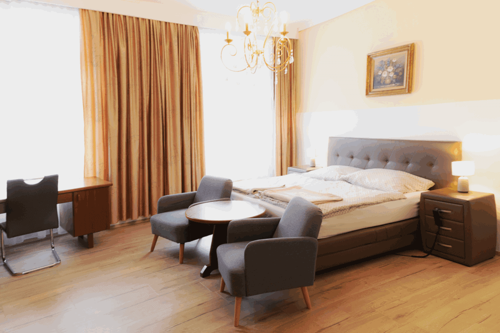Gemütliches Hotelzimmer im Alter Telegraf mit Doppelbett, Komfortmöbeln und natürlichem Lichteinfall.