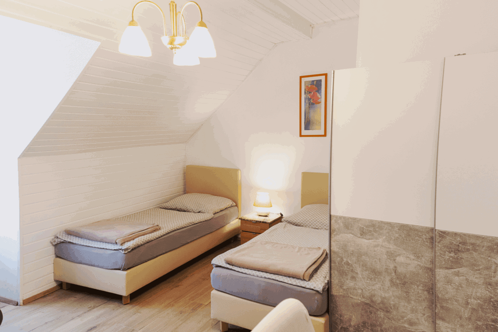 Gemütliches Doppelzimmer im Hotel Alter Telegraf, komfortabel und modern eingerichtet.